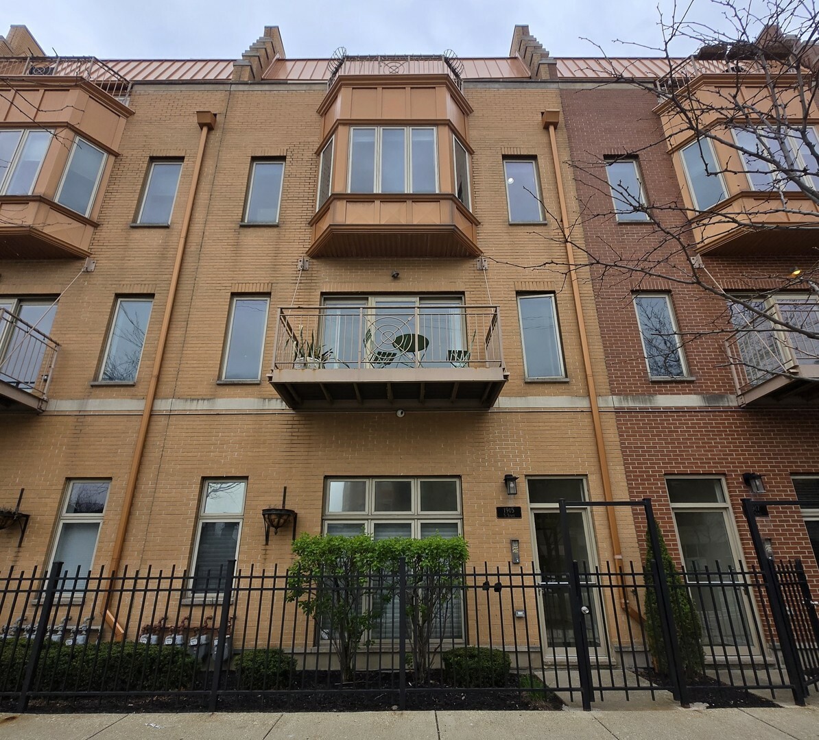 Property Photo: 1915 S State Street 3 IL 60616
