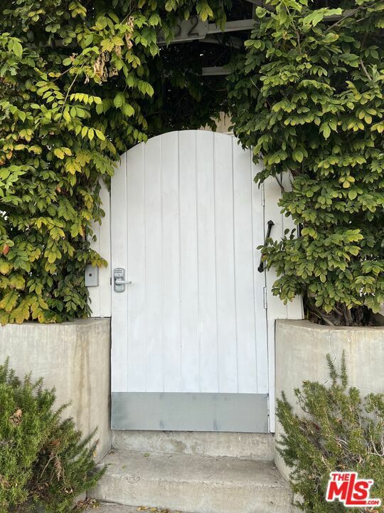 Property Photo: 252 Hampton Drive CA 90291
