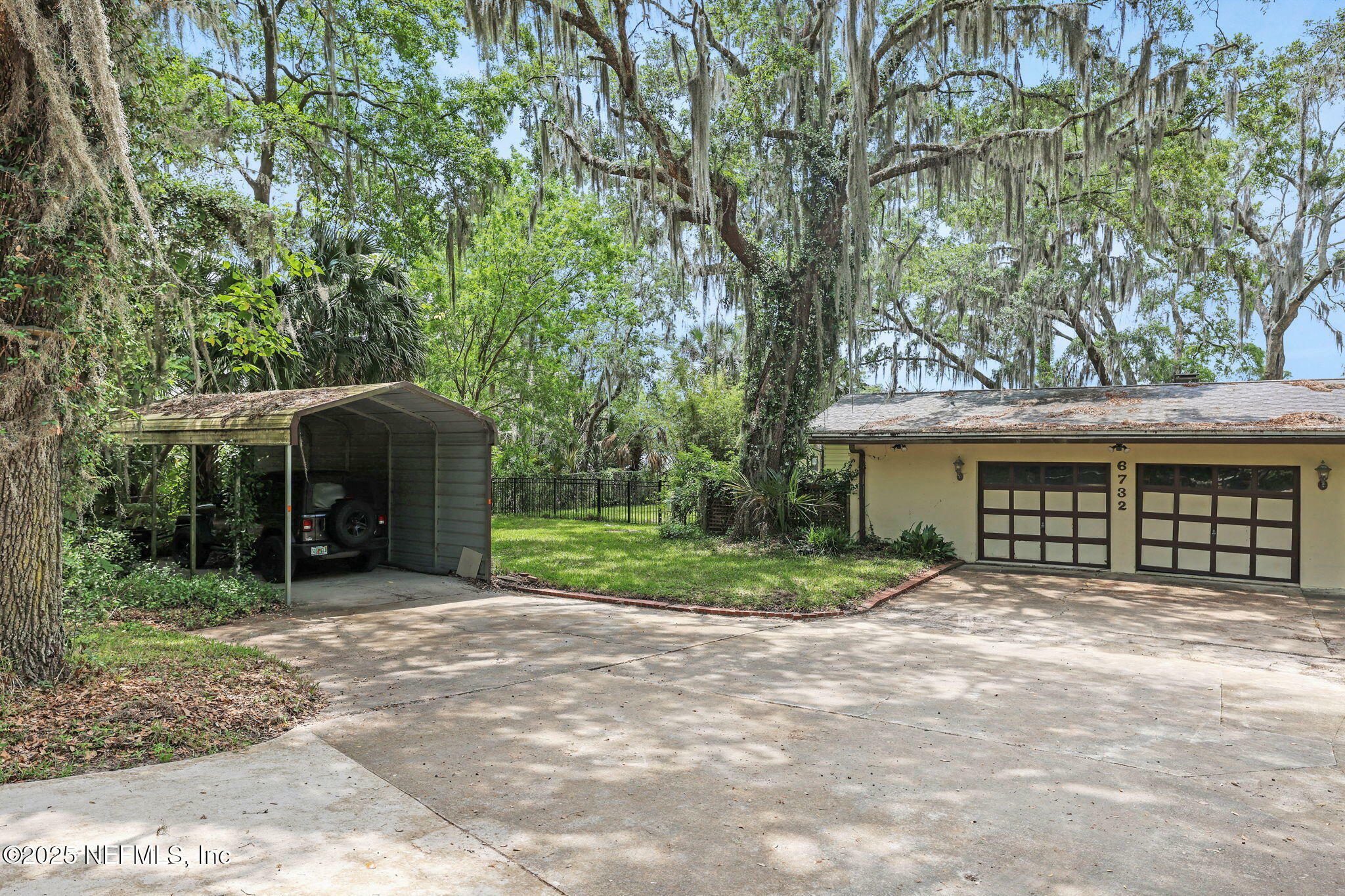 Property Photo: 6732 Oakwood Drive FL 32211