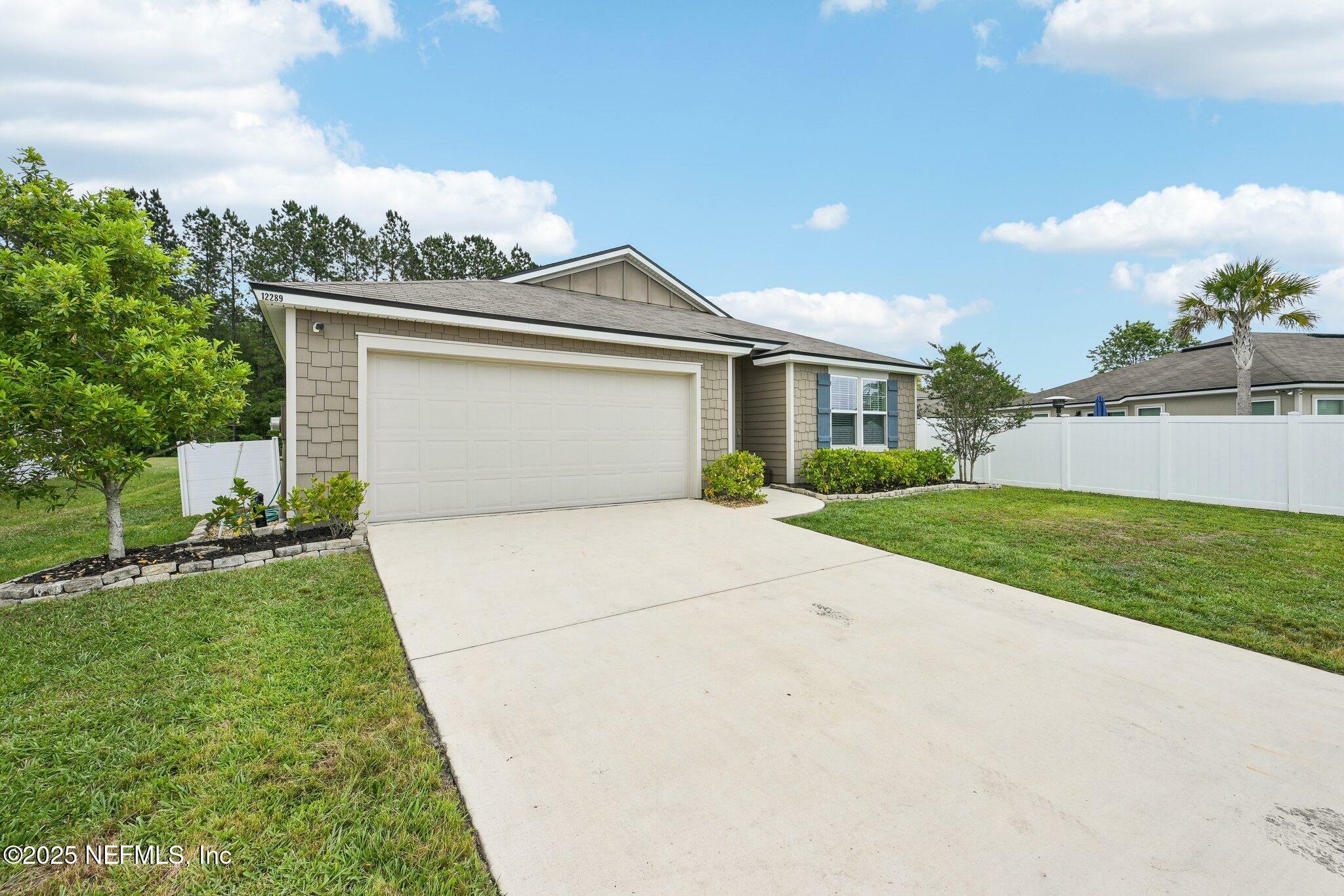 Property Photo: 12289 Glimmer Way FL 32219