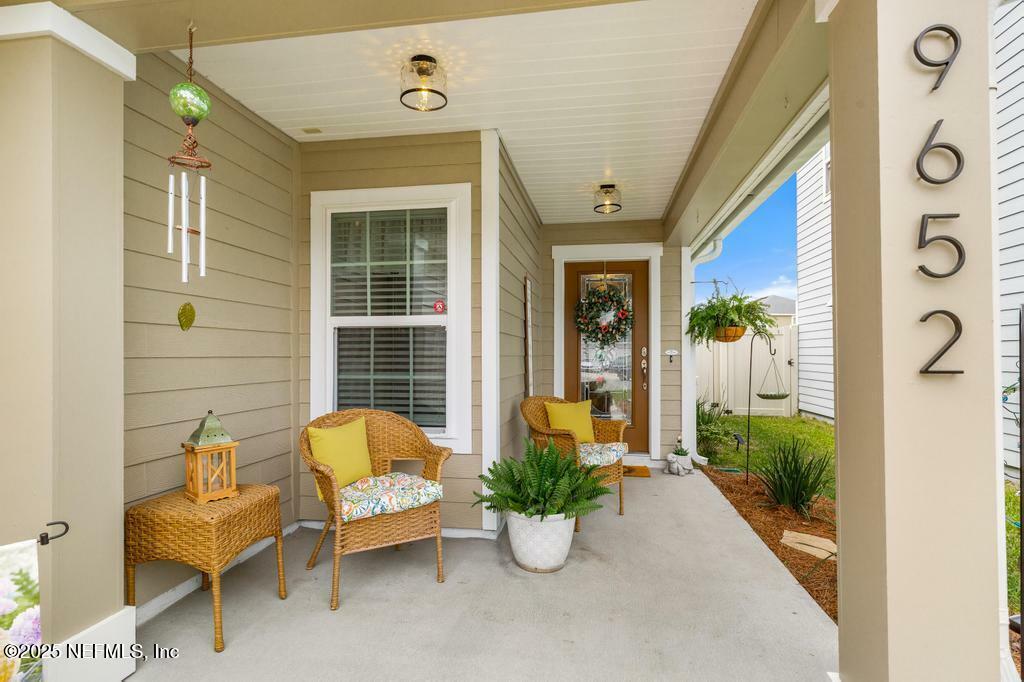 Property Photo: 9652 Bridgeway Avenue FL 32222