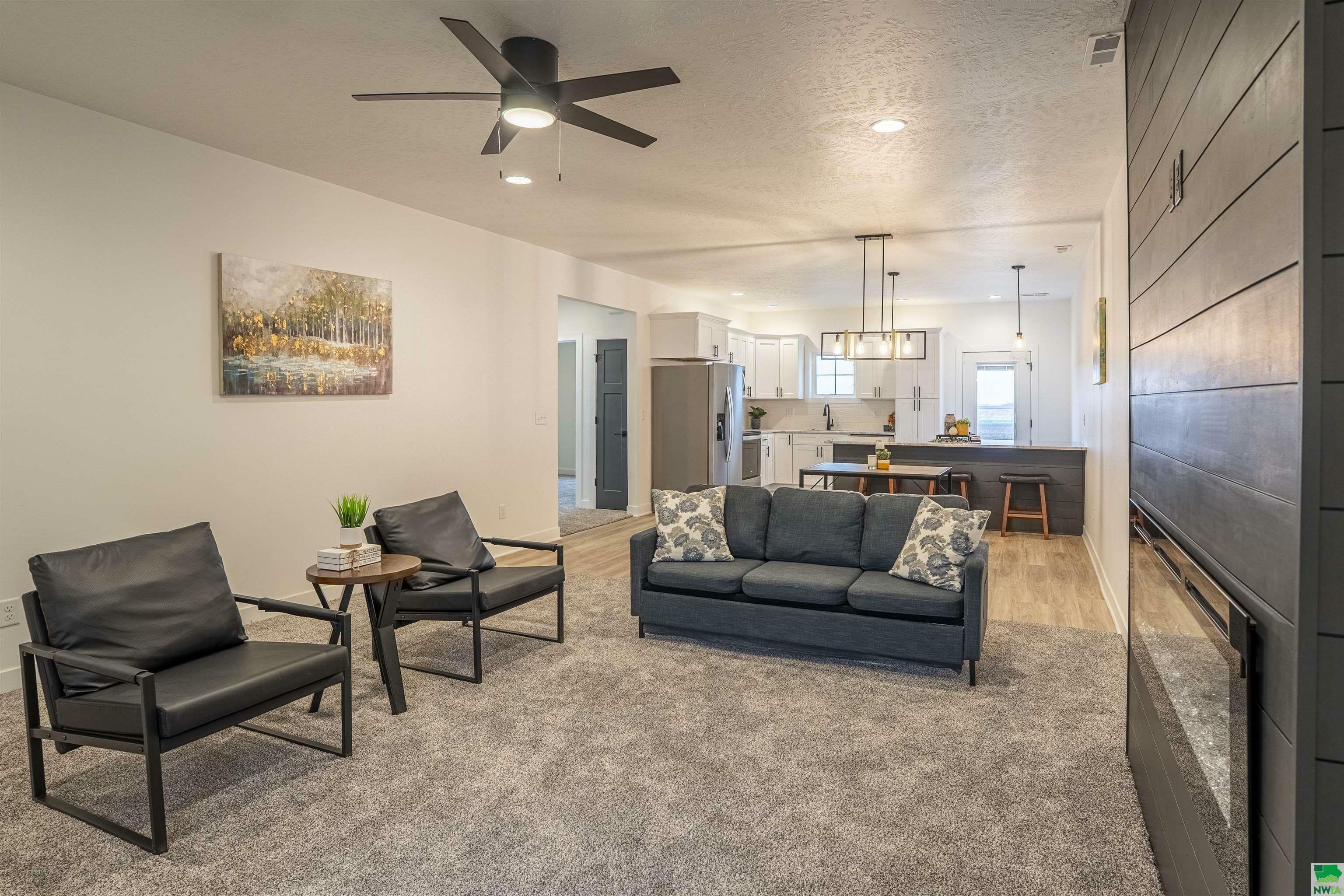 Property Photo: 702 17th St SE 2 IA 51041