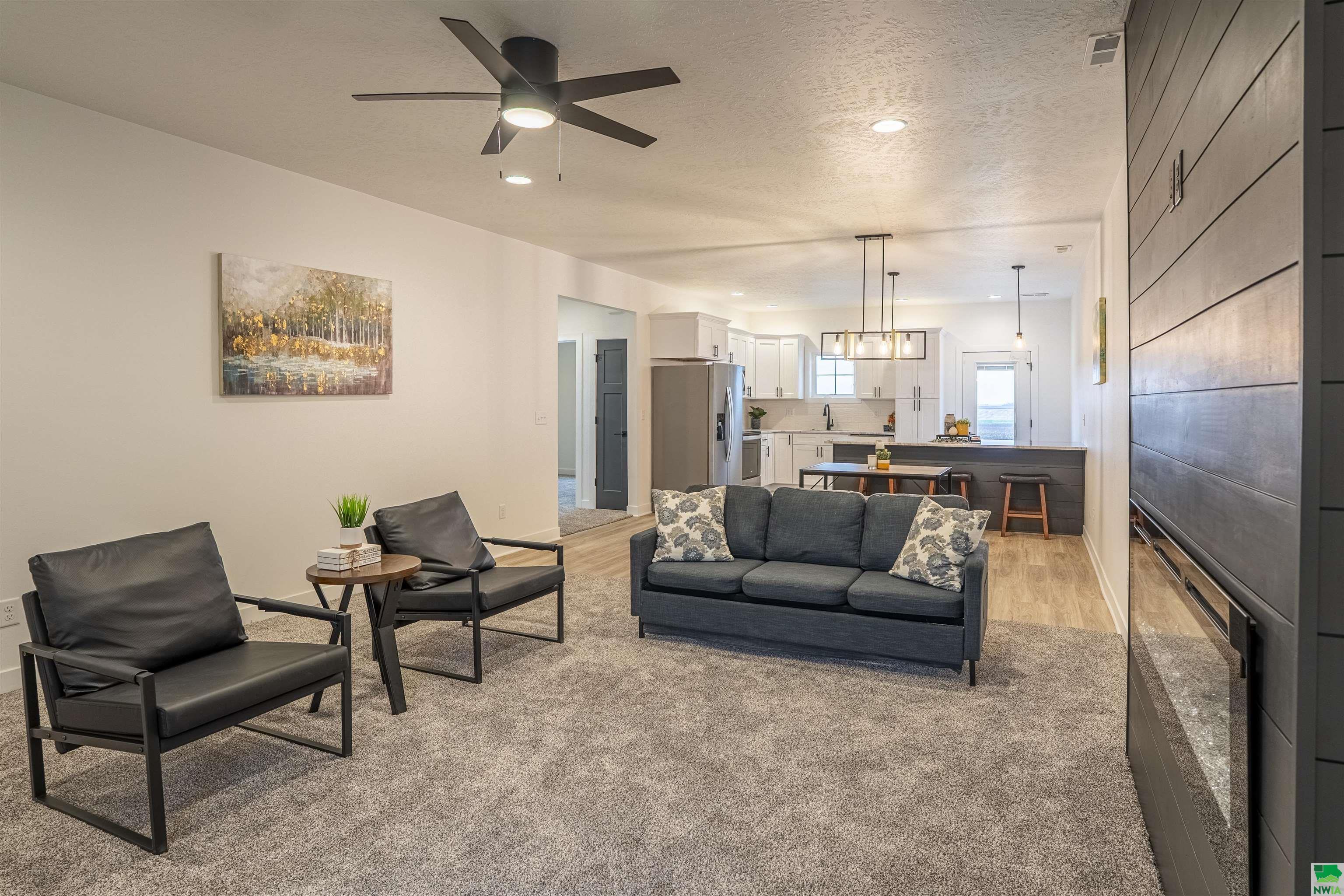 Property Photo: 702 17th St SE 2 IA 51041