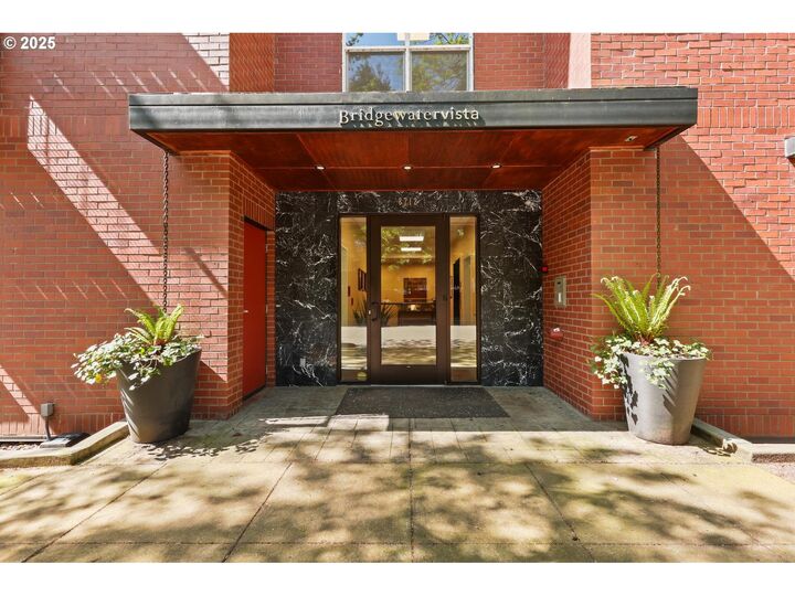 Property Photo:  8712 N Decatur St 105  OR 97203 