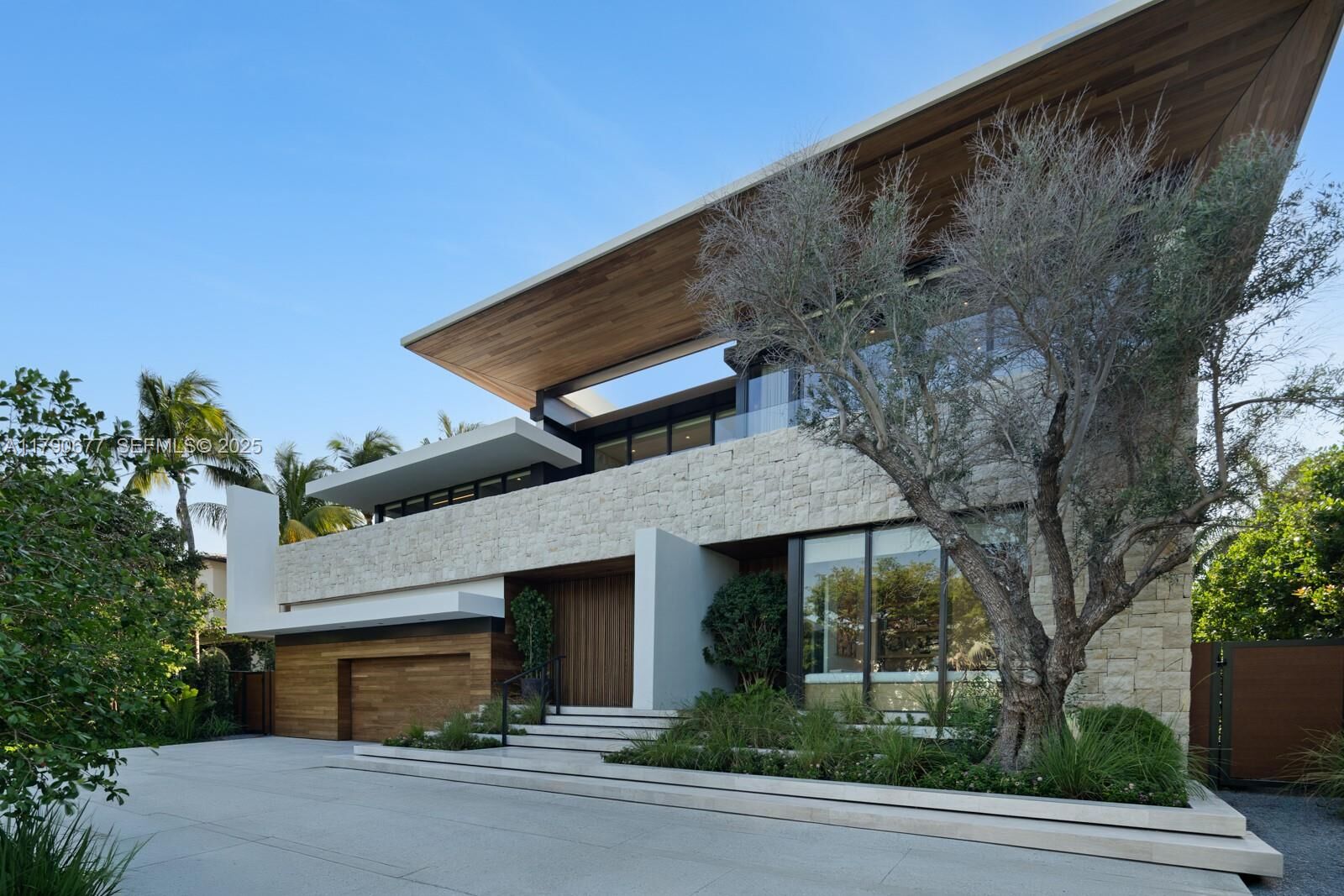 Property Photo:  194 S Island Dr  FL 33160 