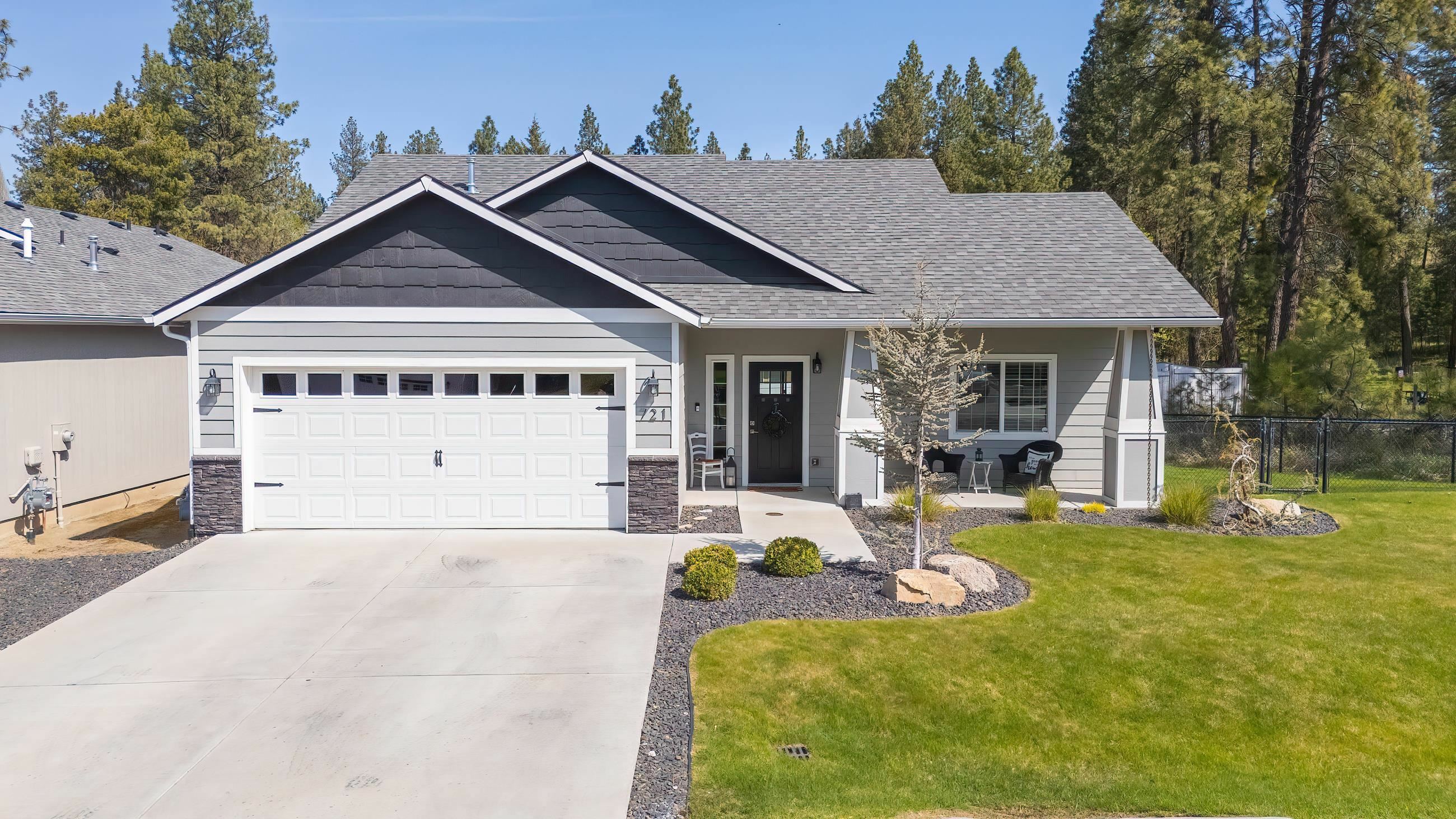 Property Photo: 721 E Canterbury Ln WA 99005