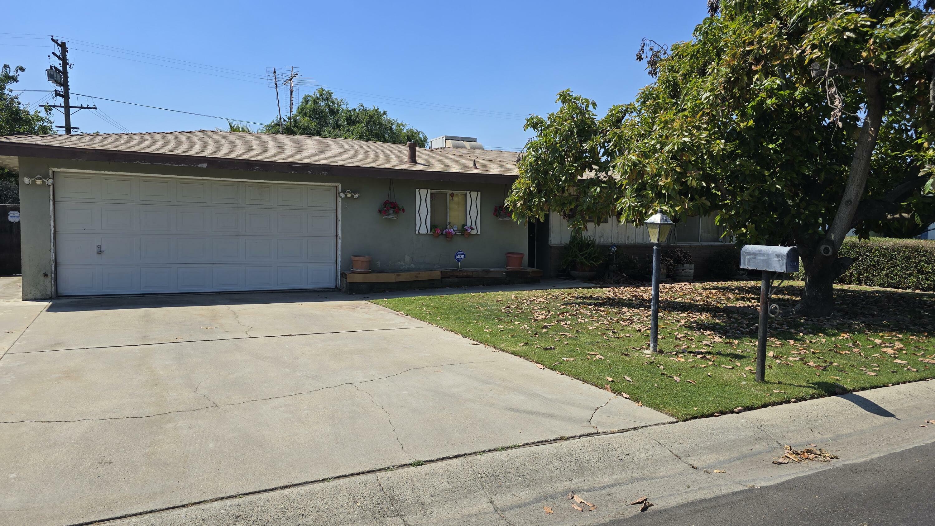 Property Photo: 1705 W Dorothea Avenue CA 93277