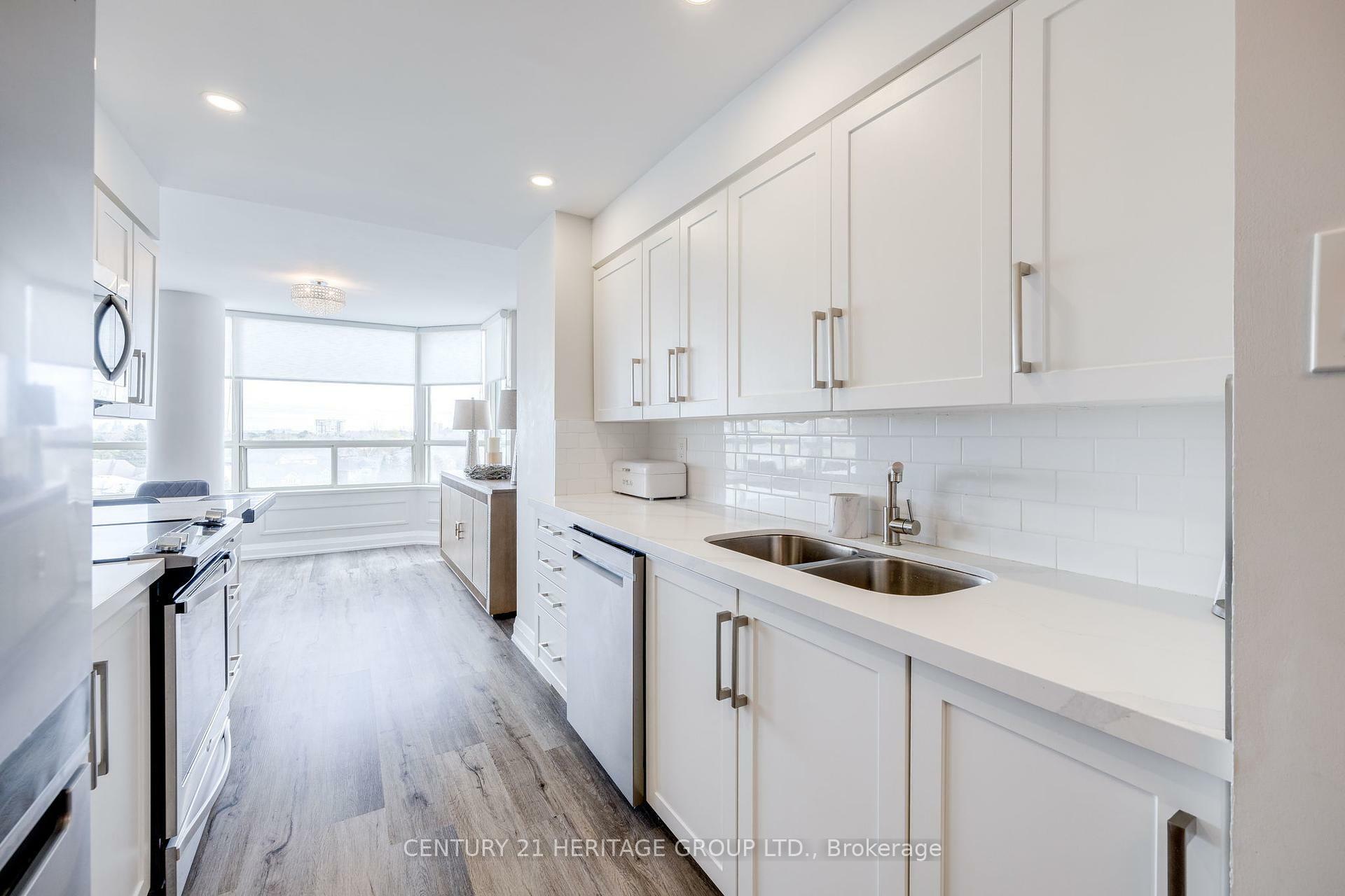 Property Photo: 7 Townsgate Drive 707 ON L4J 7Z9