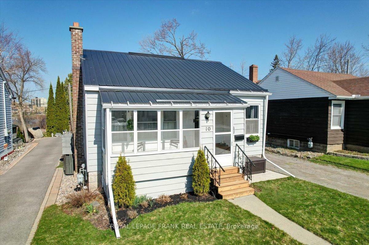Property Photo: 10 Edgewater Boulevard ON K9H 1A2