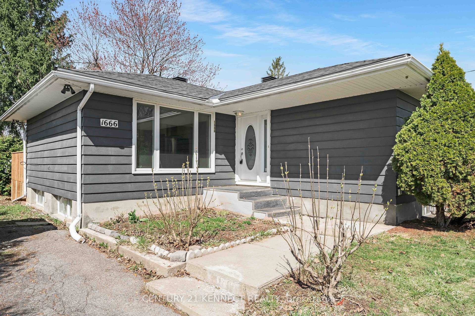 Property Photo: 1666 Fisher Avenue ON K2C 1X7