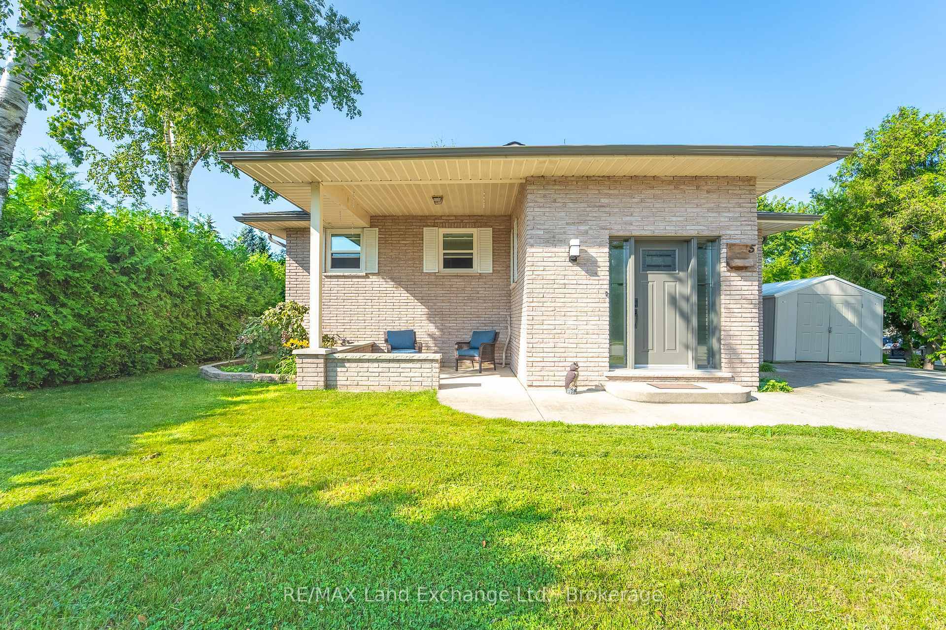 Property Photo: 5 Macgregor Beach Road ON N2Z 1J6