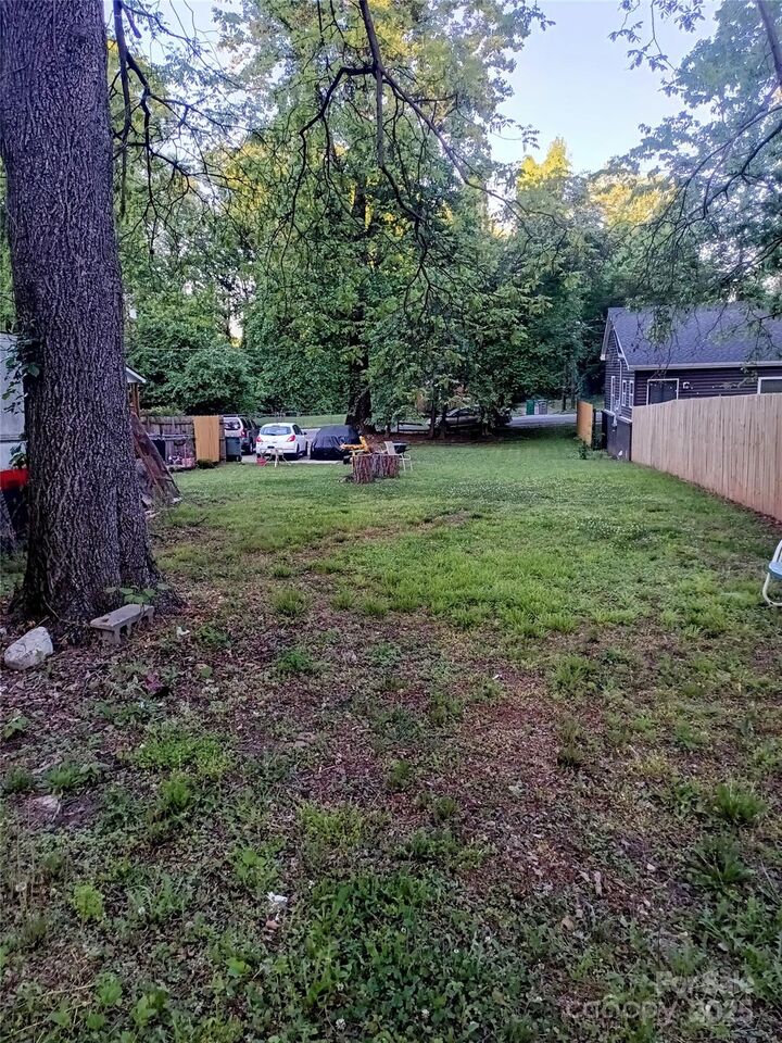 2307 Kennesaw Drive  Charlotte NC 28216 photo