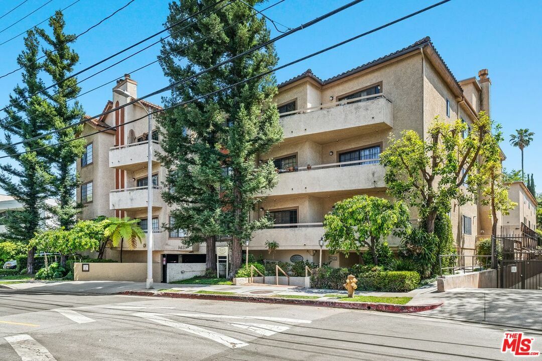 Property Photo: 14630 Dickens St CA 91403