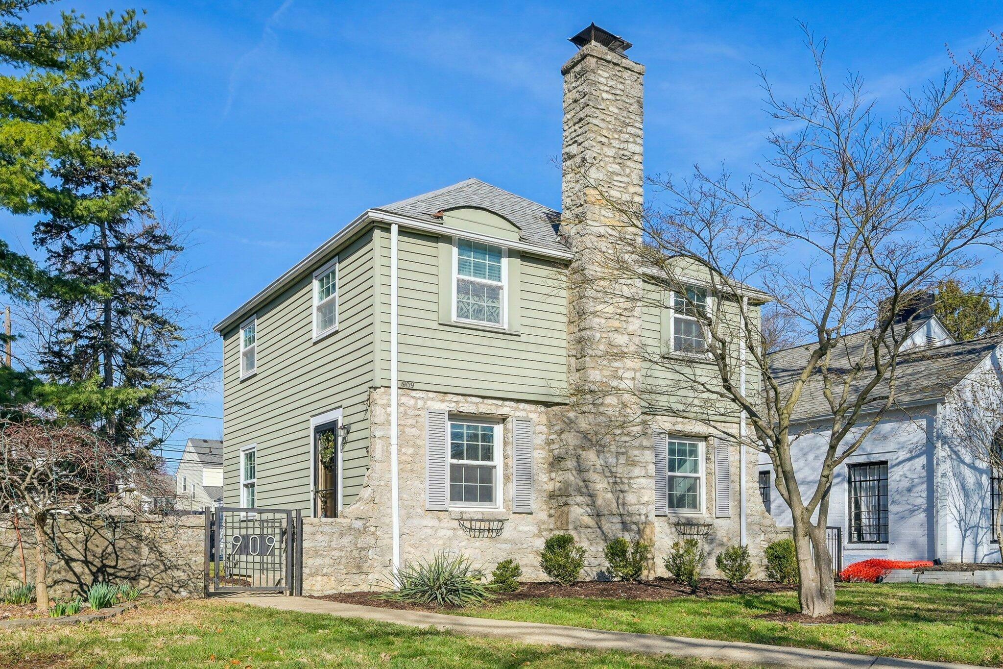 Property Photo: 909 S Roosevelt Avenue OH 43209
