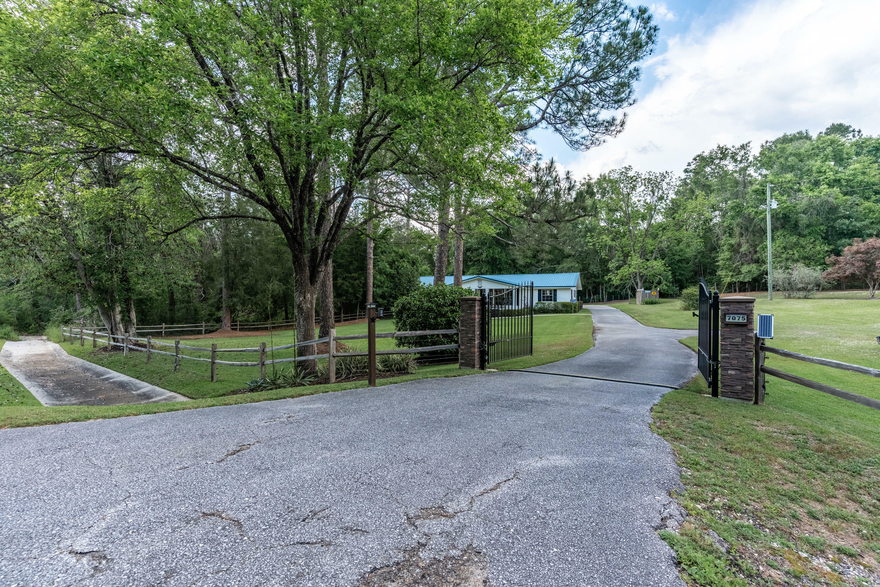 Property Photo: 7075 Fl-4 FL 32531