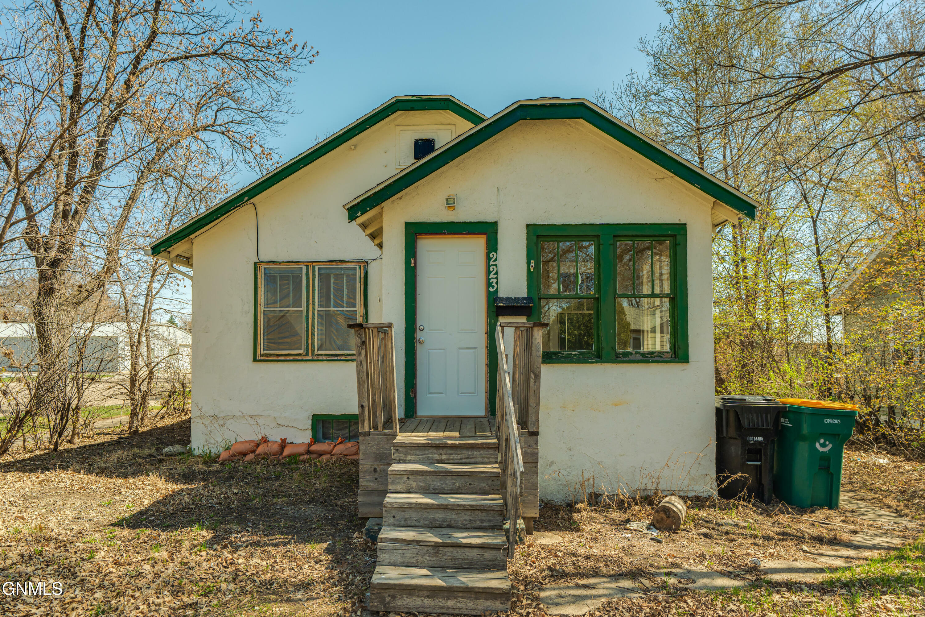 Property Photo: 223 N 19th Street ND 58501
