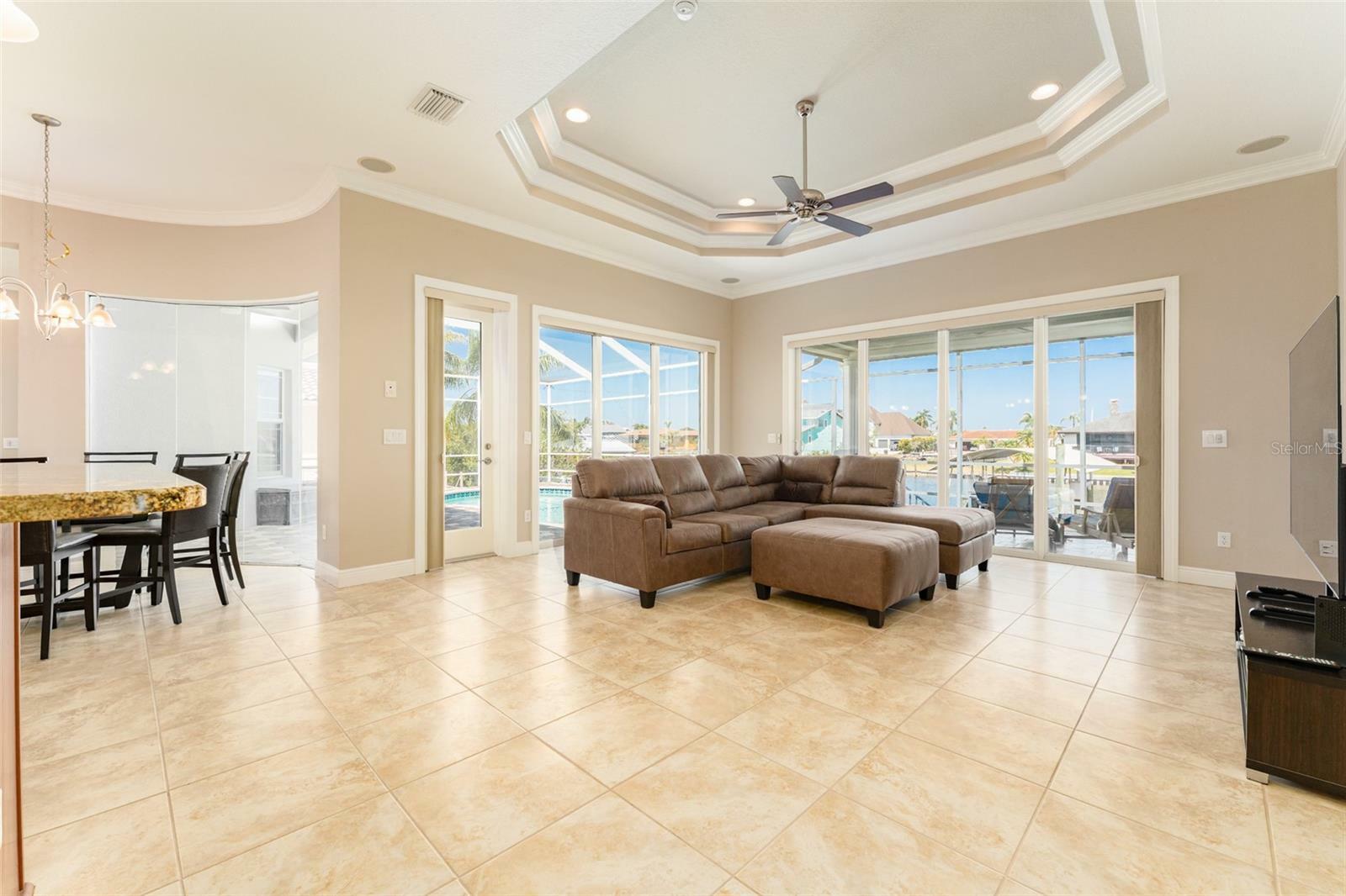 Property Photo: 819 Birdie Way FL 33572
