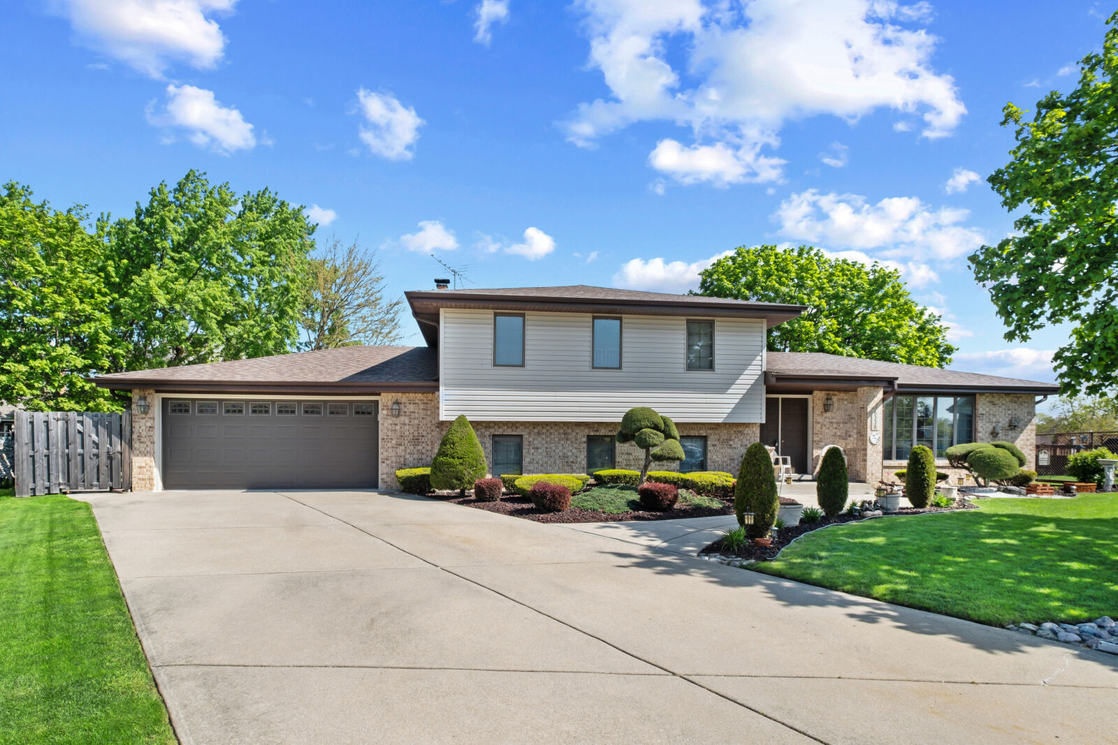 Property Photo: 6338 Parkwood Court IL 60452