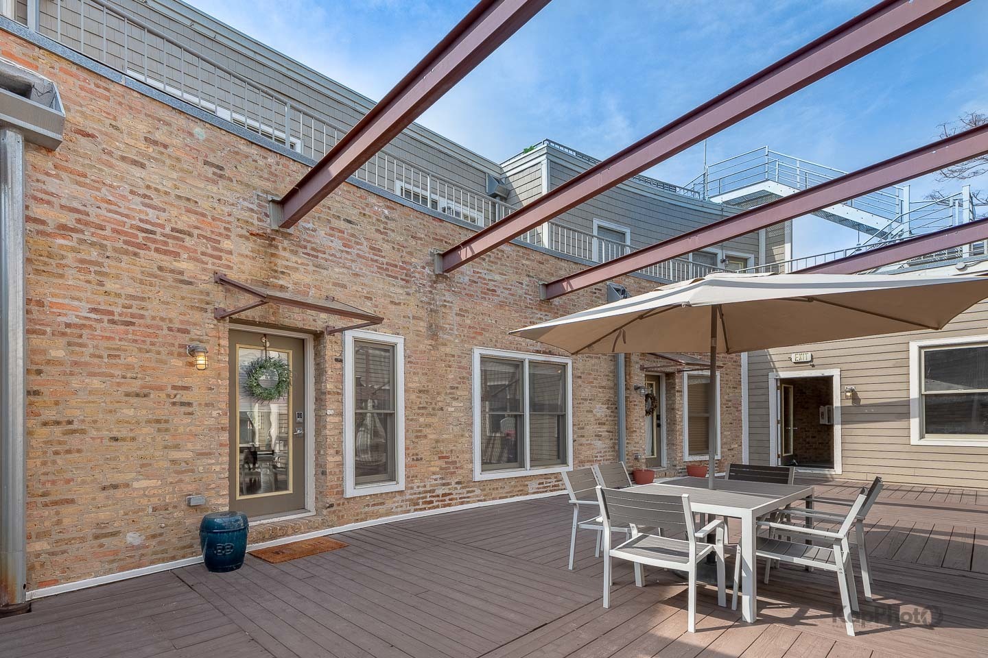Property Photo: 2044 W Roscoe Street 2S IL 60618