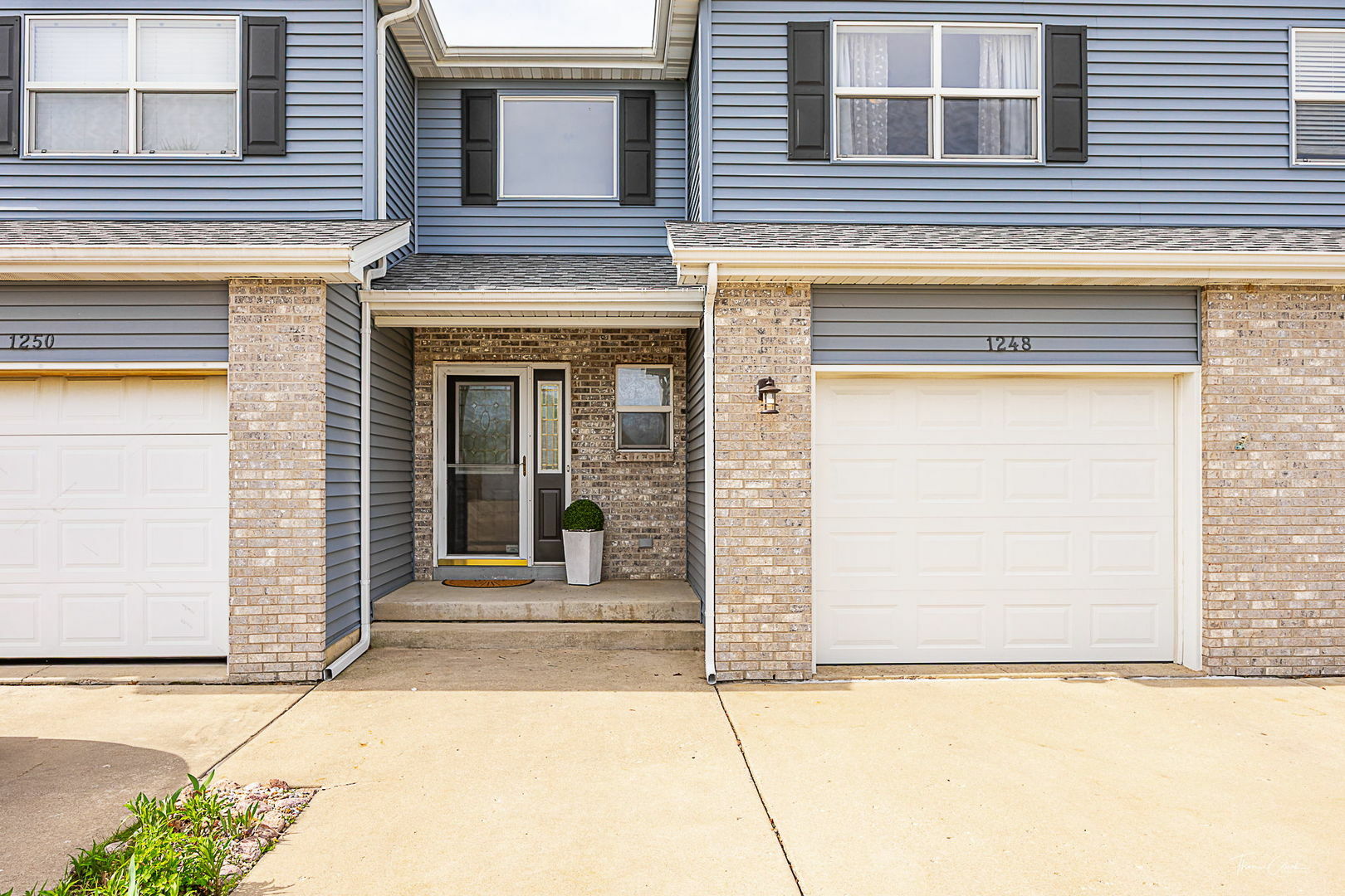 Property Photo: 1248 E Arnold Road IL 60548