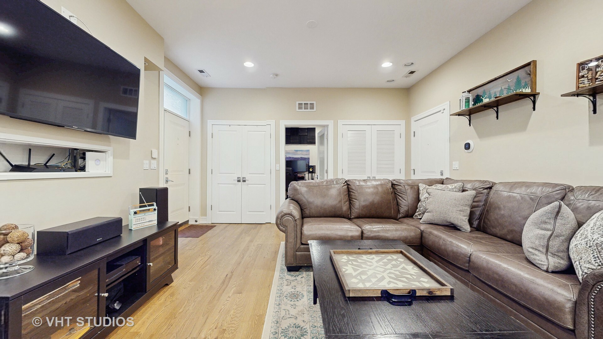 Property Photo: 4627 N Beacon Street 1B IL 60640