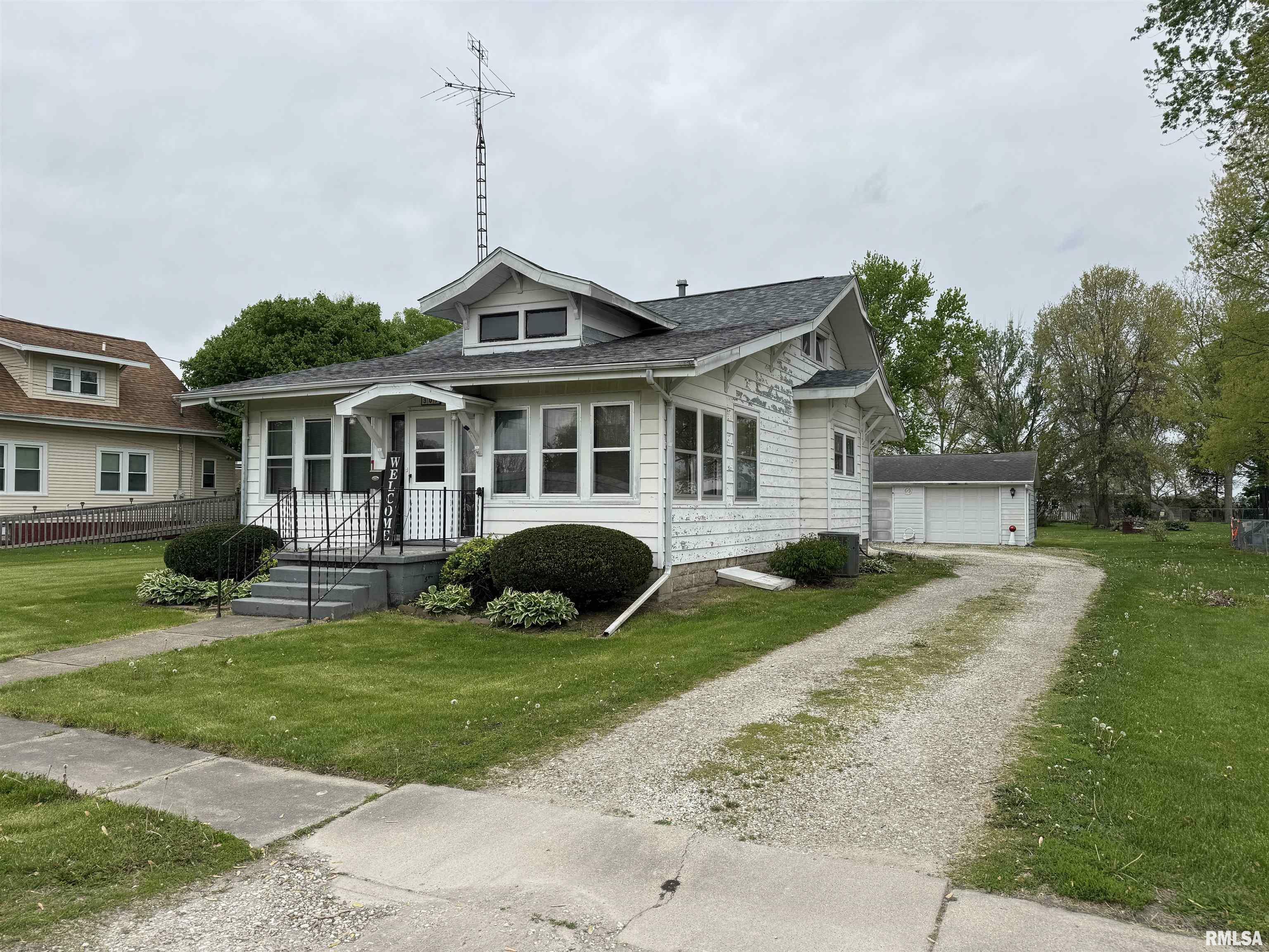 Property Photo: 307 W Lafayette Street IL 61415