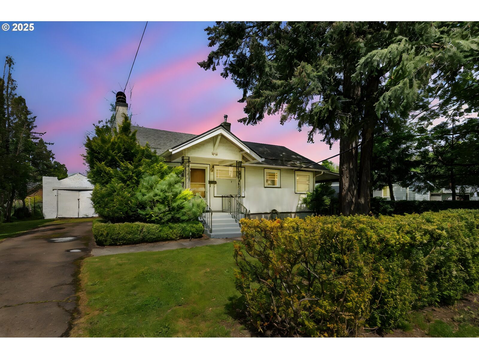 Property Photo:  5617 SE Rural St  OR 97206 