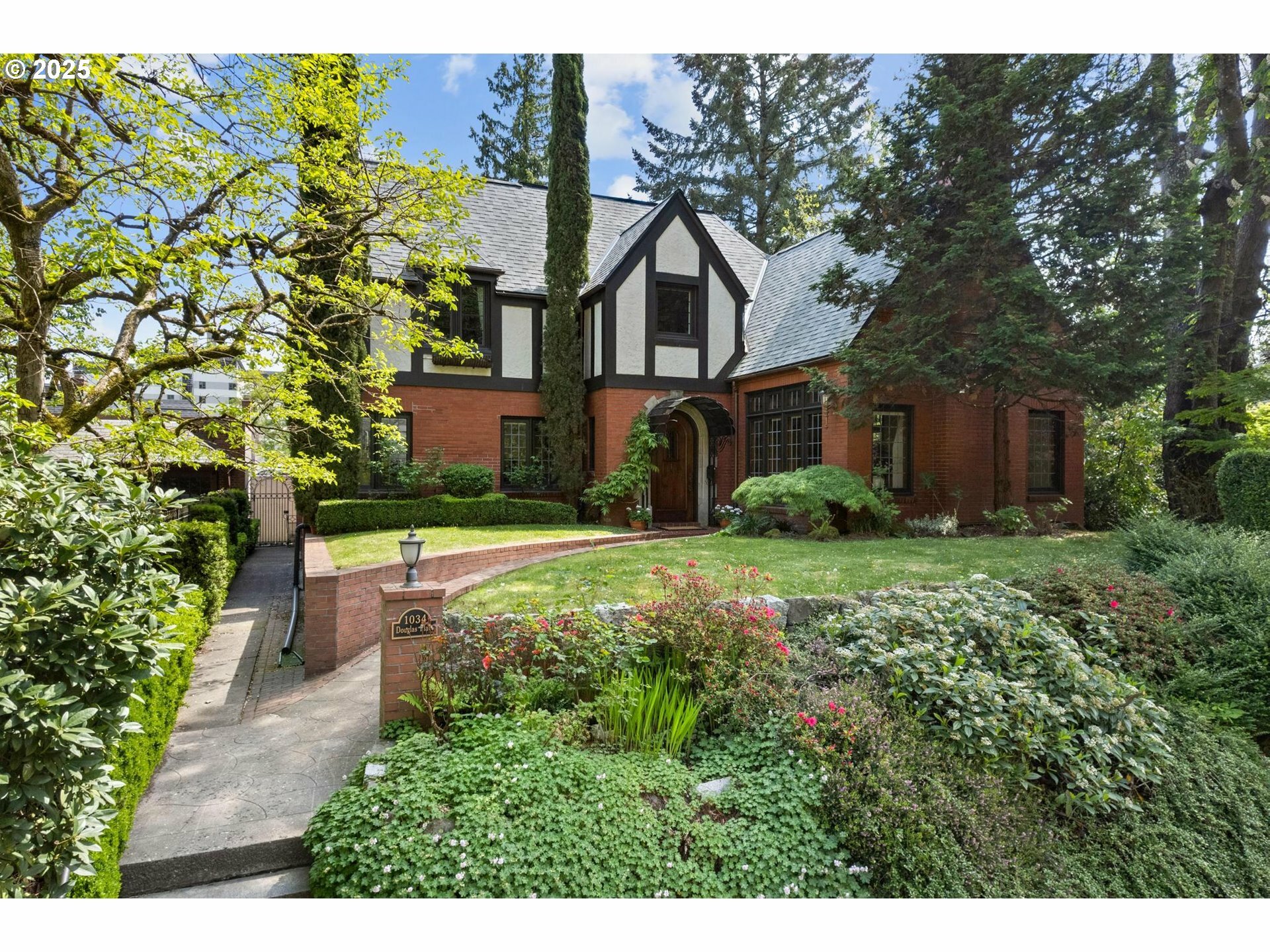 Property Photo: 1034 SW Douglas Pl OR 97205