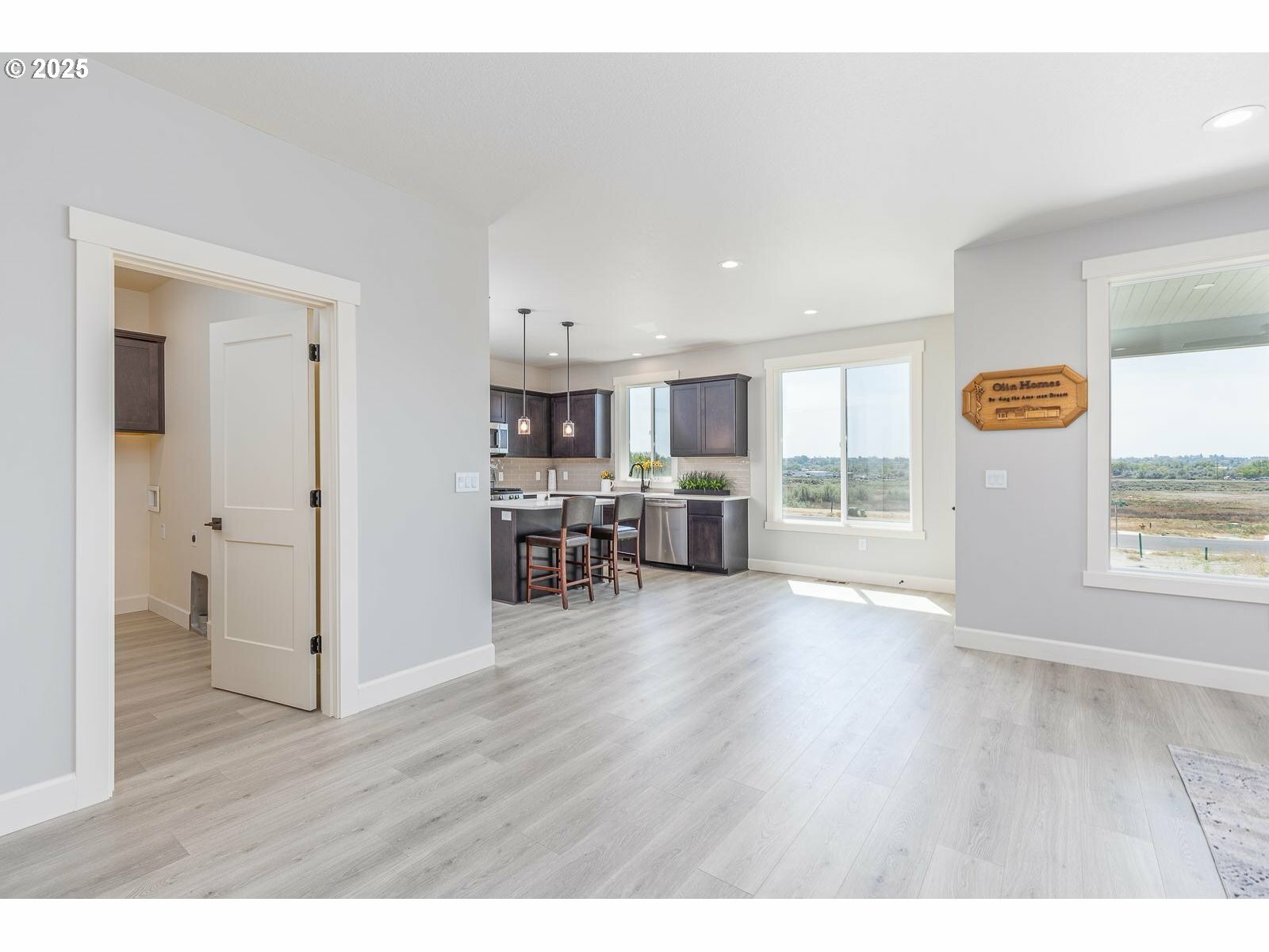 Property Photo: 856 E Autumn Ave OR 97838