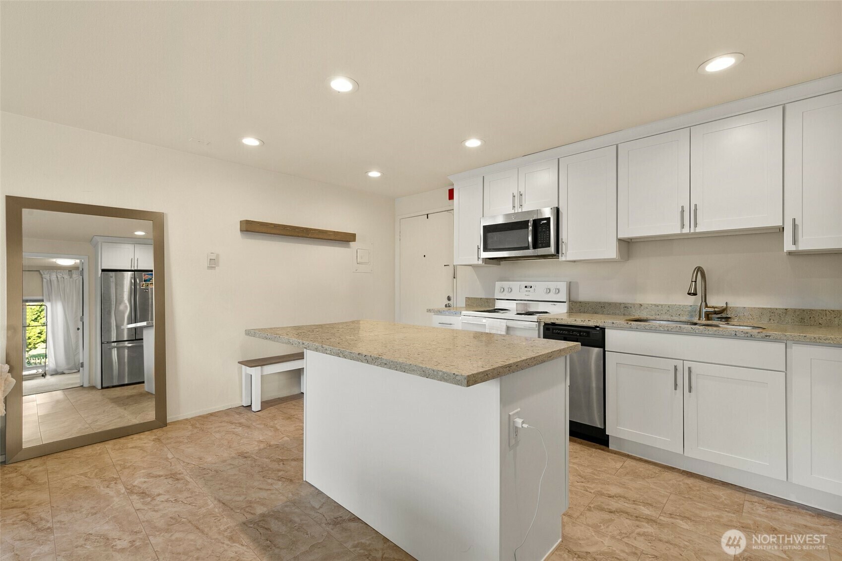 Property Photo: 11008 NE 68th Street 721 WA 98033