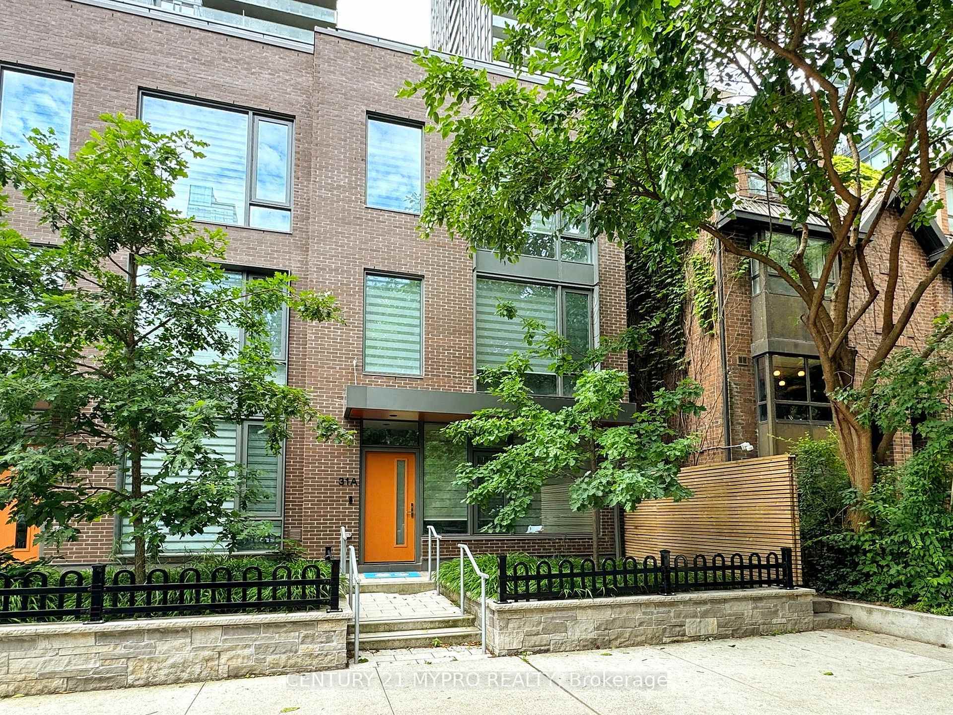 Photo de la propriété: 31A Dundonald Street ON M4Y 1K3