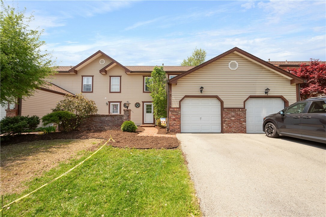 Property Photo: 1470 Yorktown Drive PA 15055
