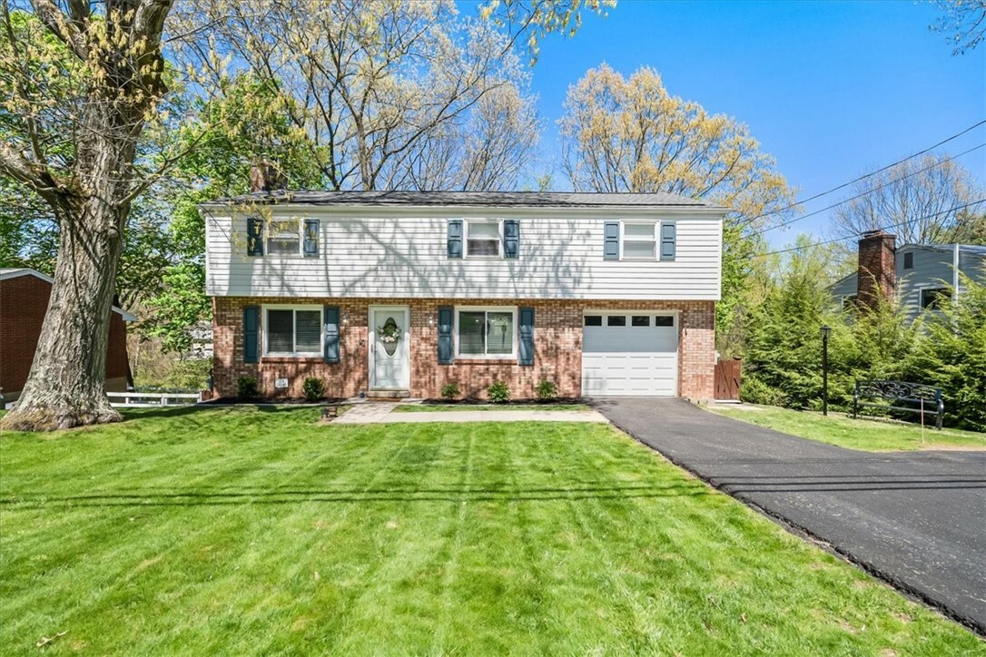 Property Photo: 124 Skylark Dr PA 15116