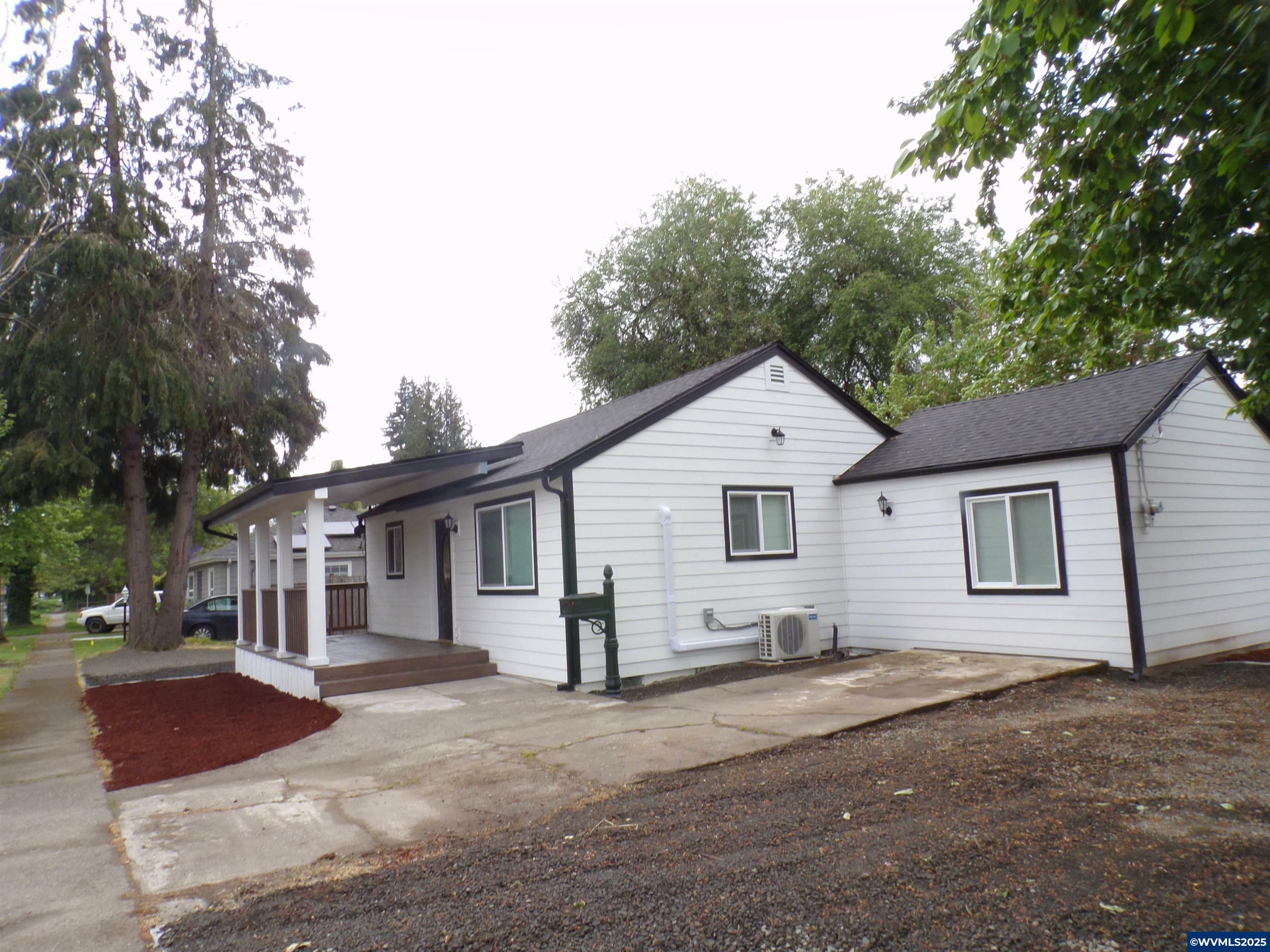 Property Photo:  870 Lincoln St  OR 97071 