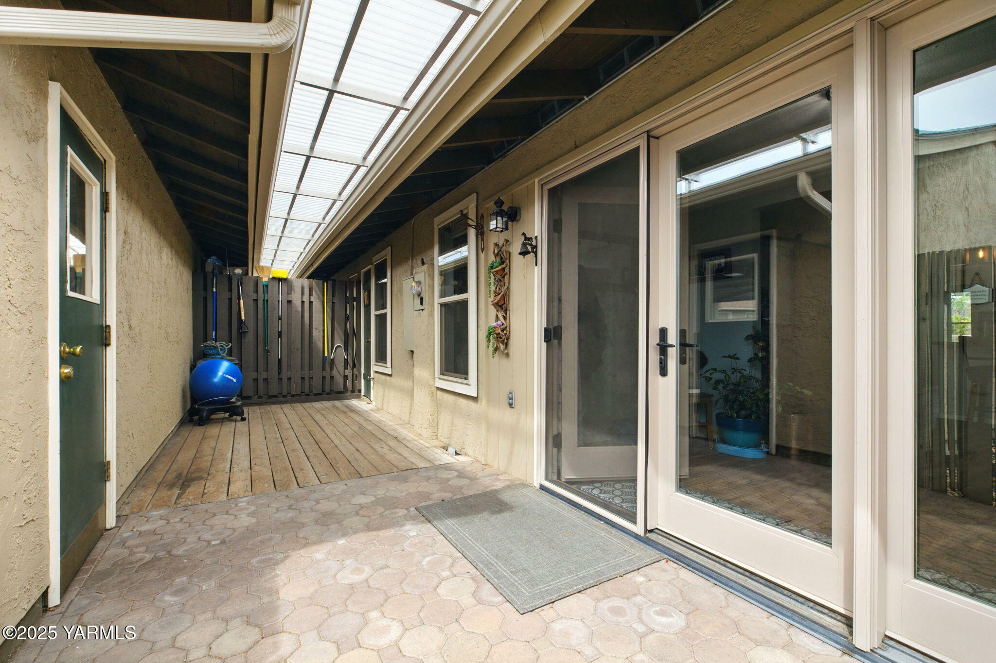 Property Photo: 4906 Madera Way WA 98908