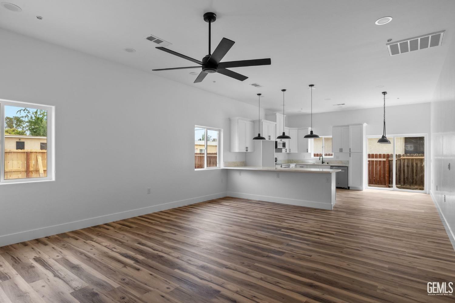 Property Photo: 1105 3rd Street CA 93304