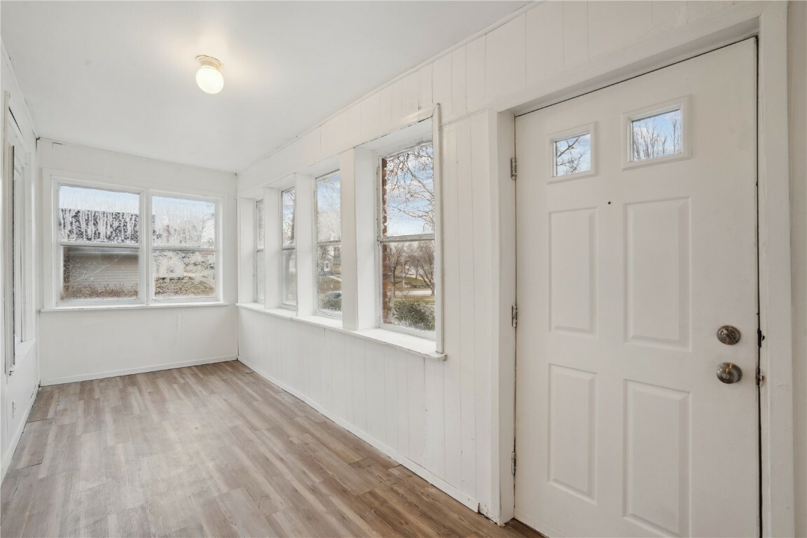 Property Photo: 105 N High St IA 52205