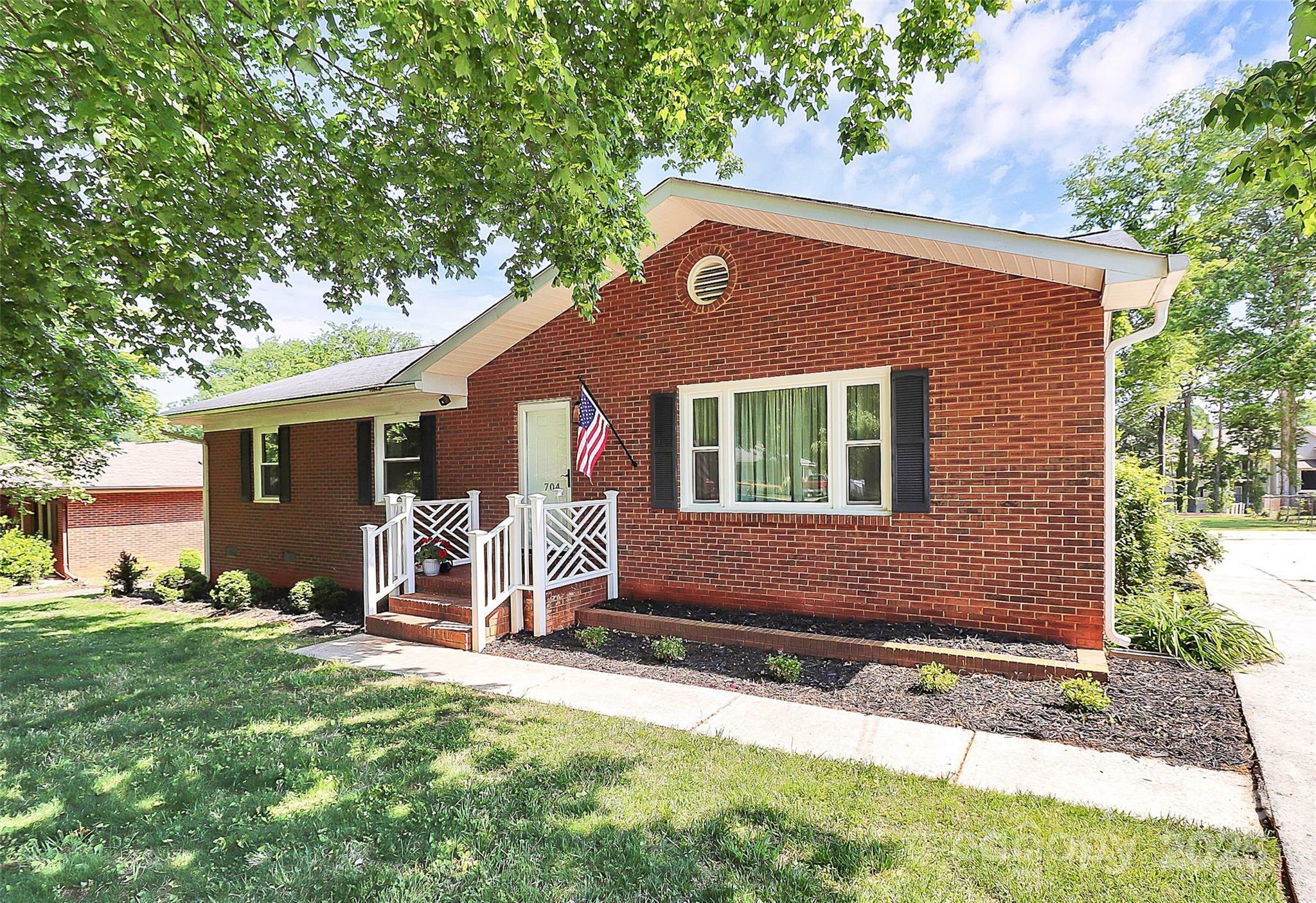 Property Photo: 704 Kingman Drive NC 28217