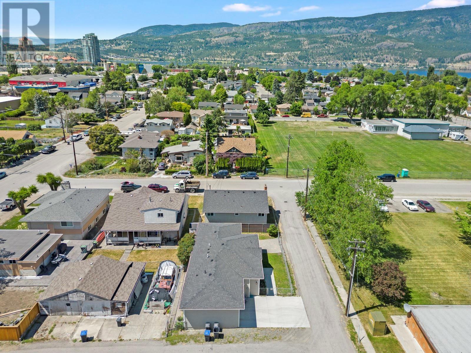 Photo de la propriété: 875-877 Jones Street BC V1Y 2S6