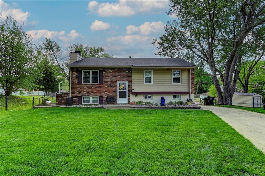 Property Photo: 1414 N Cloverdale Court MO 64056