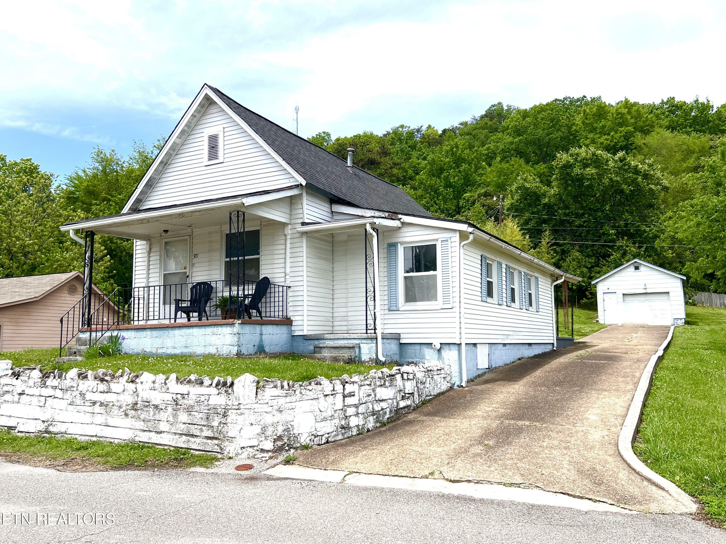 Property Photo: 301 Hiawassee Ave TN 37917