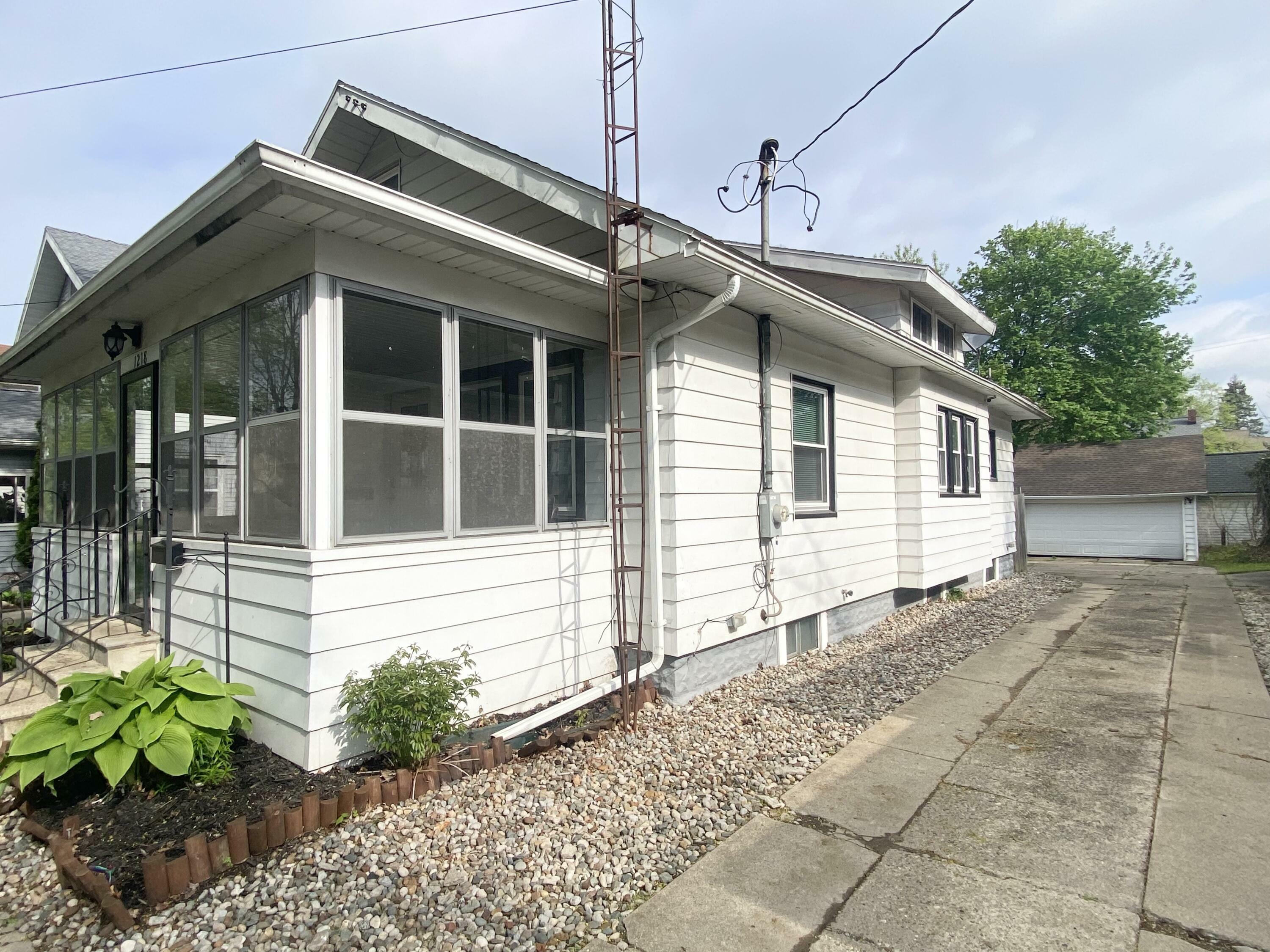 Property Photo: 1218 Burr Street MI 49201