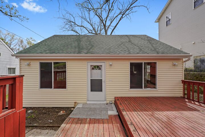 Property Photo: 15 N Hillcrest Avenue IL 60020
