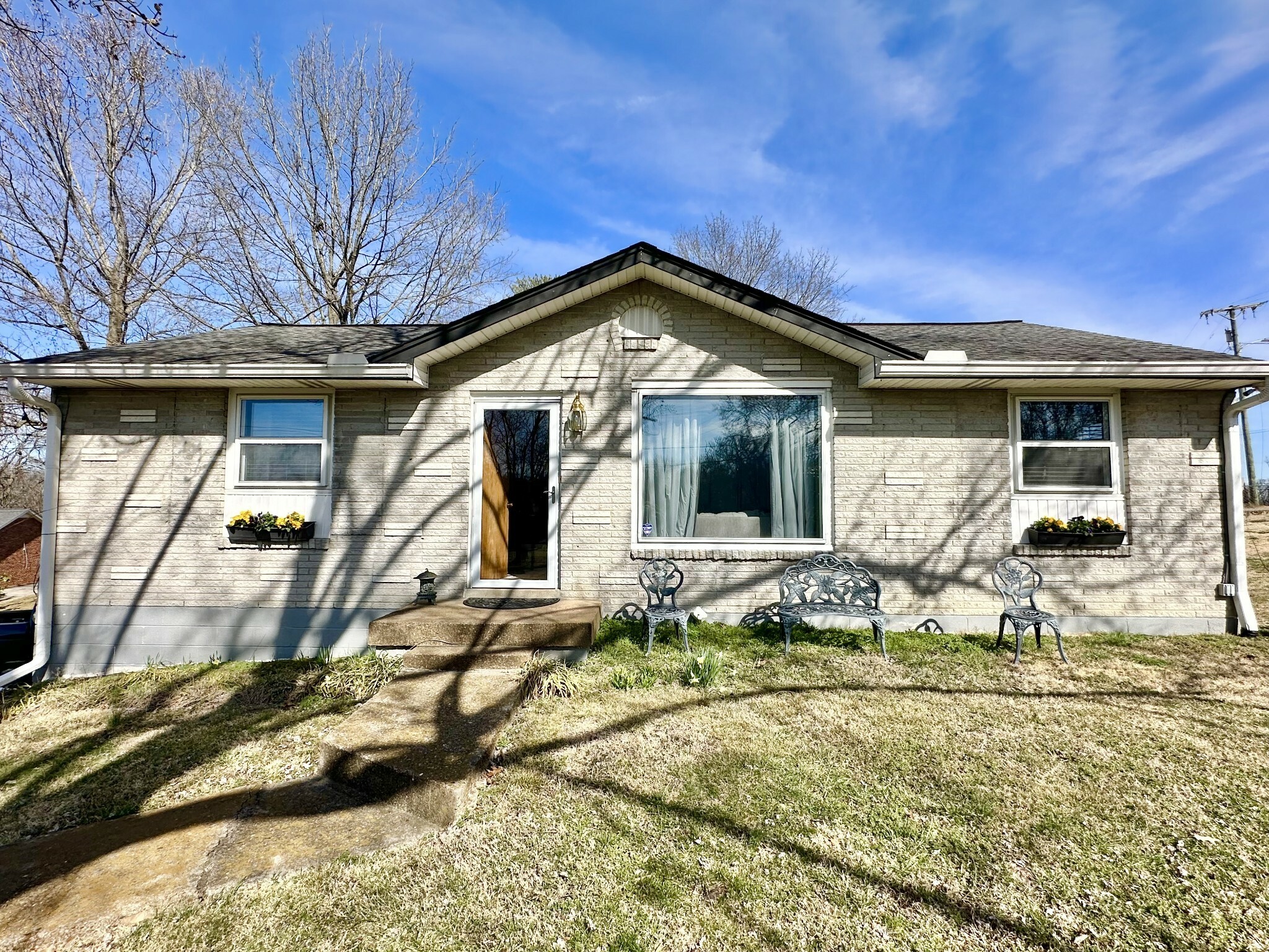 Property Photo: 208 Willow Ct TN 37211