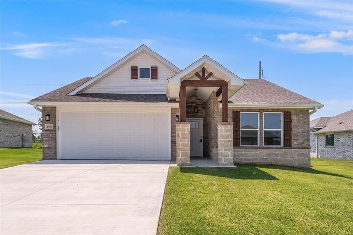 Property Photo: 1506 E Vangston Drive AR 72761