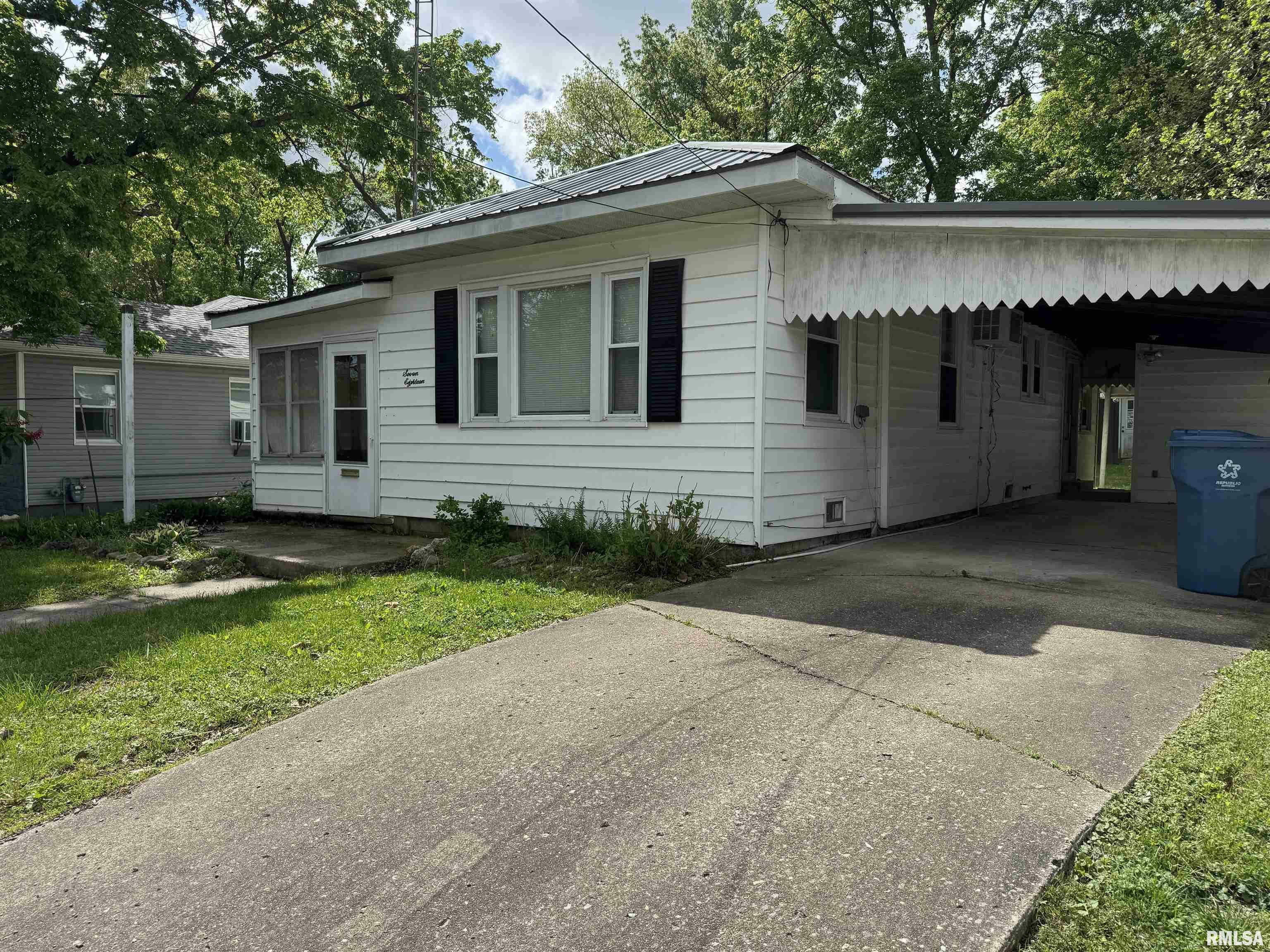 Property Photo: 718 E Burkett Street IL 62812