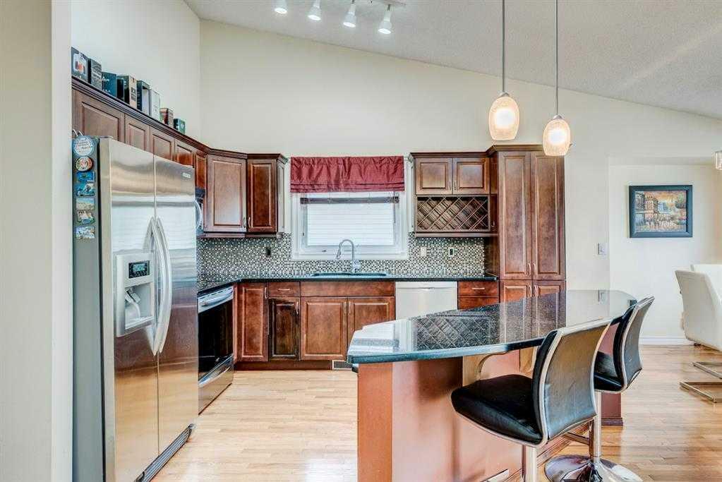 Property Photo: 33 Sandringham Road NW AB T3K 3V4