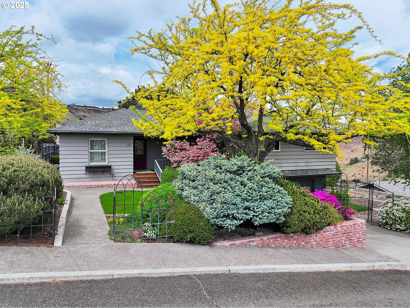 Property Photo: 412 Lloyd Ave OR 97037