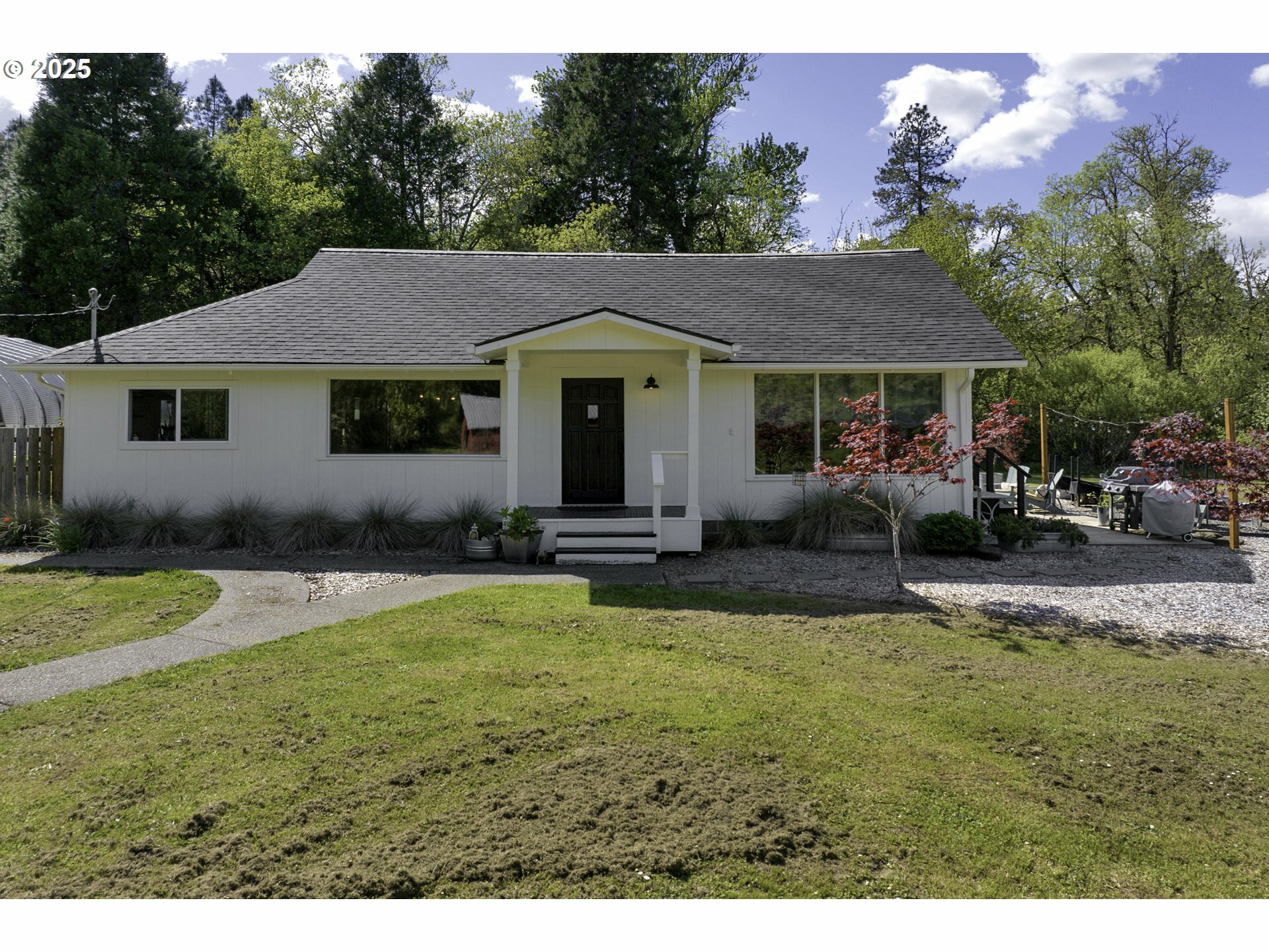 Property Photo: 608 Flournoy Valley Rd OR 97471
