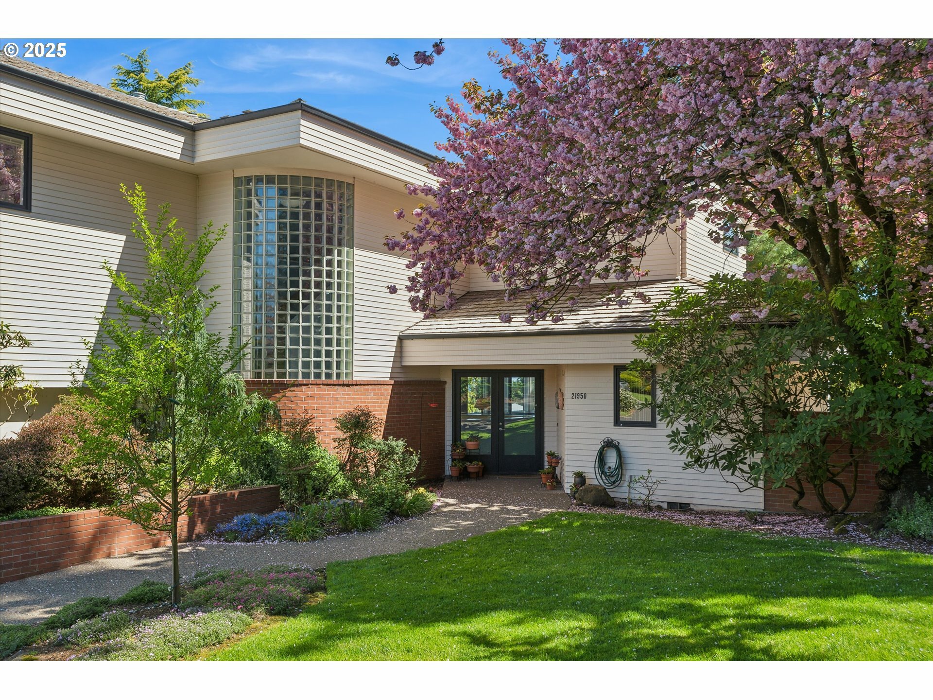 Property Photo: 21950 Shannon Ln OR 97068